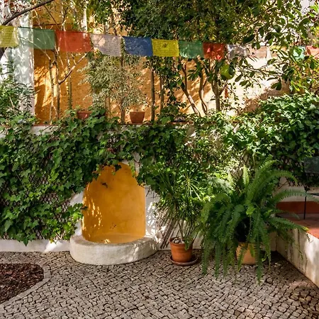 Lost :: Avenida House ליסבון